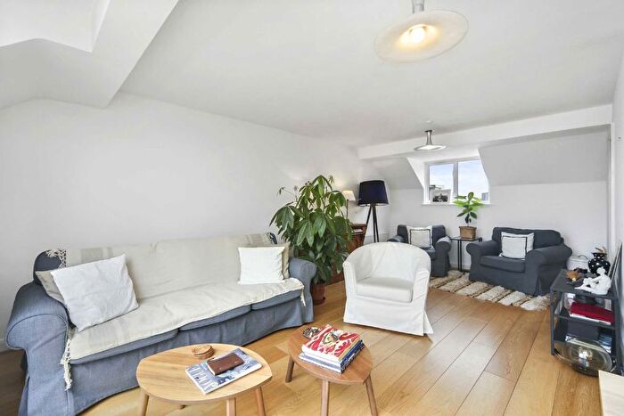 2 Bedroom Flat To Rent In Denbigh Road, Notting Hill, W11