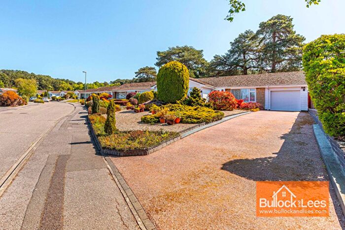 3 Bedroom Detached House For Sale In Dreswick Close, Christchurch, BH23