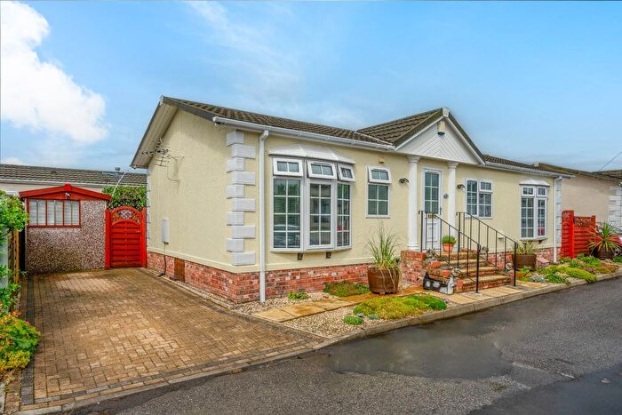 2 Bedroom Mobile/park Home For Sale In The Crescent, Acaster Malbis, York, YO23