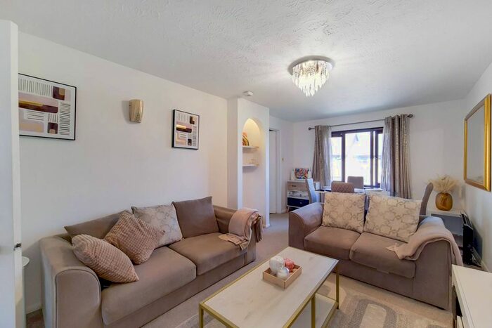 2 Bedroom Flat To Rent In Veronica Gardens, Streatham Vale, London, SW16