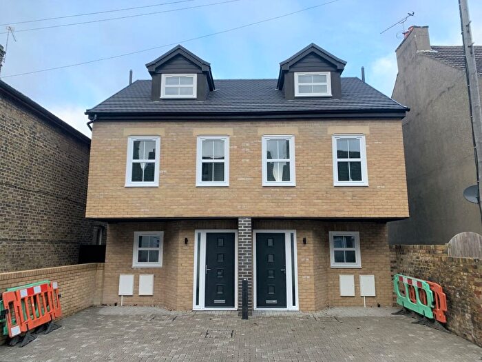 3 Bedroom Semi-Detached House To Rent In William Street, Sittingbourne, Kent, ME10