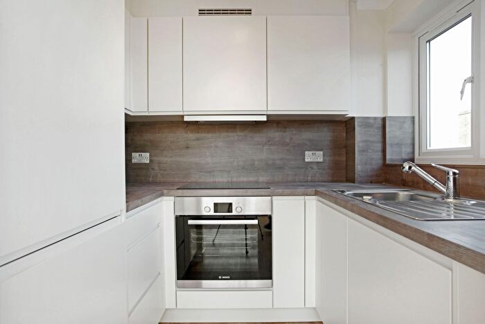 1 Bedroom Flat To Rent In Fairoaks Grove, Enfield, EN3