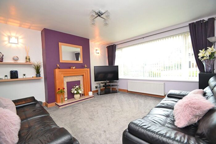 4 Bedroom Semi-Detached House For Sale In Brackendale Drive, Bradford, BD10