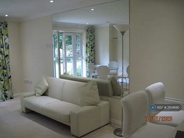 2 Bedroom Flat To Rent In Thornton Road, Potters Bar, EN6