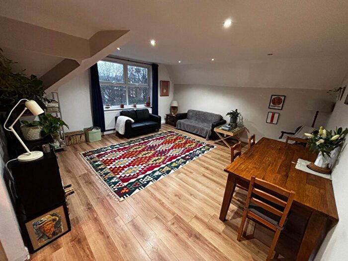 2 Bedroom Flat To Rent In North Hill Road, Leeds, LS6