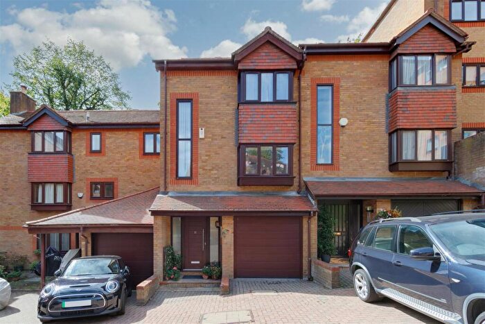 4 Bedroom House For Sale In Thornbury Square, Highgate, London, N6