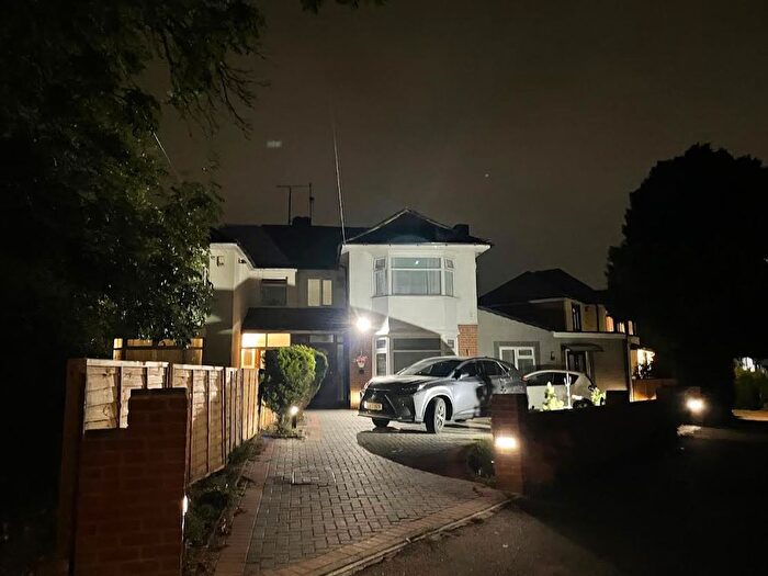 4 Bedroom Semi-Detached House For Sale In Halfway Avenue, Luton, LU4