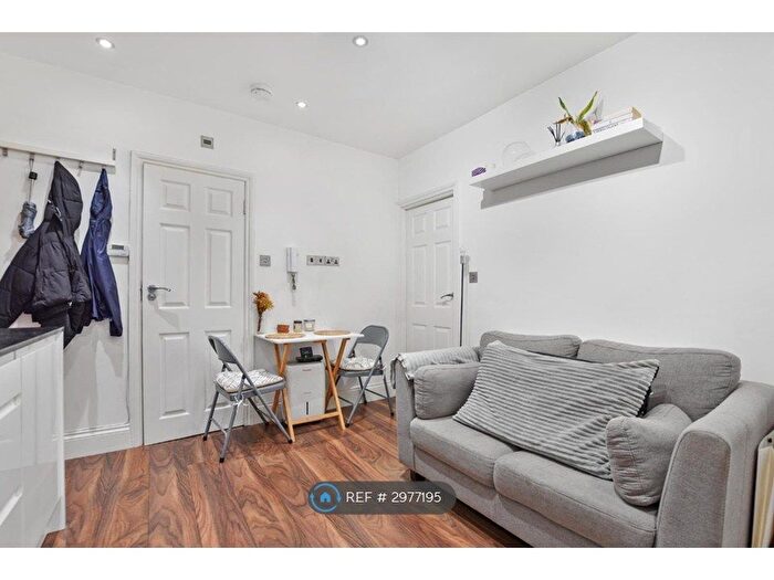 3 Bedroom Flat To Rent In Clapham Road, London, SW9