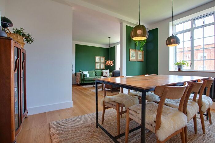 3 Bedroom Flat For Sale In Stoneygate Court, Leicester, LE2