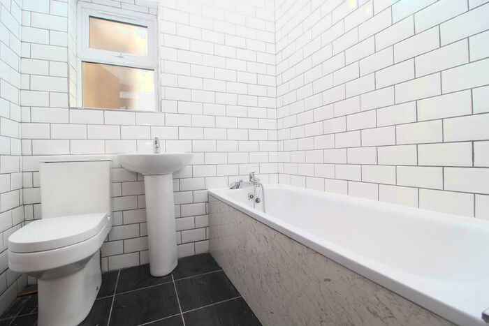 3 Bedroom Flat To Rent In Lea Bridge Road, Leyton, E10