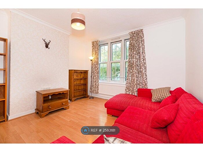 3 Bedroom Flat To Rent In Camelot House, London, NW1