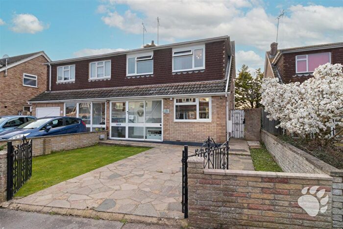 4 Bedroom Semi Detached House For Sale In Karen Close, Wickford, SS12