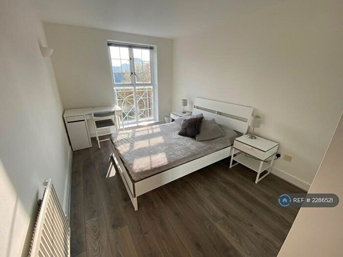 2 Bedroom Flat To Rent In Kingsbridge Court, London, E14
