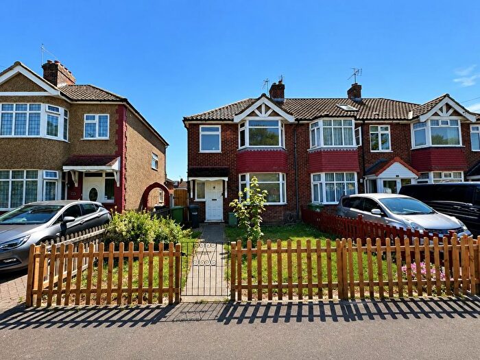 3 Bedroom End Of Terrace House To Rent In Southfield Road, Waltham Cross, EN8