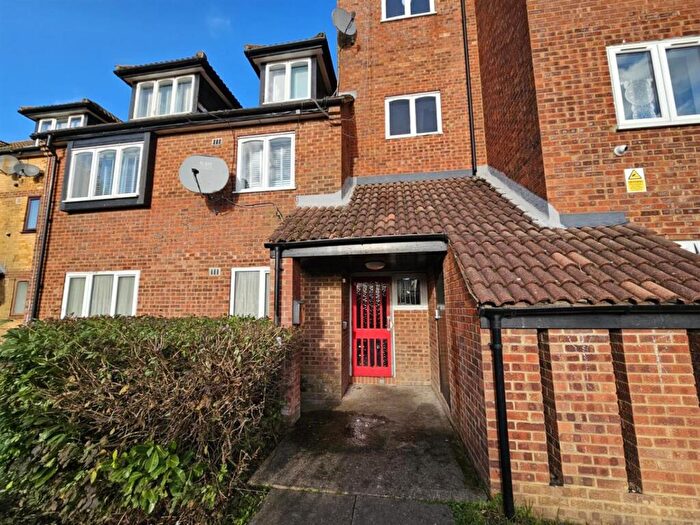 2 Bedroom Flat To Rent In Springwood Crescent, Edgware, Greater London, HA8