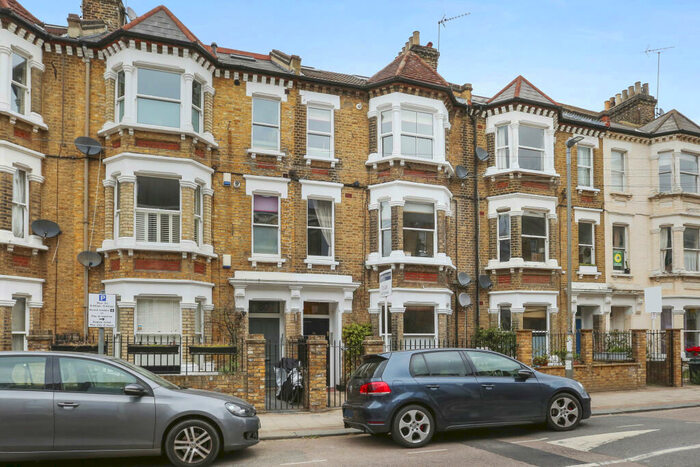 3 Bedroom Flat To Rent In Warriner Gardens, SW11