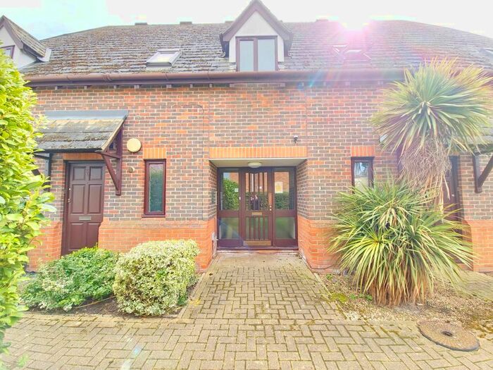 1 Bedroom Flat To Rent In Canvey Walk, Chelmsford, Essex, CM1