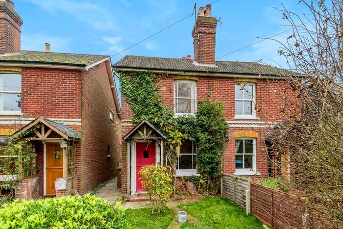 2 Bedroom House To Rent In Shalford, Guildford, Surrey, GU4