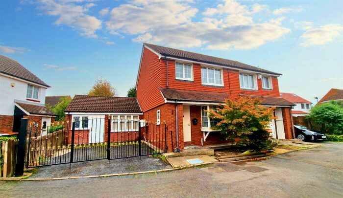 4 Bedroom House To Rent In Vanbrugh Close, London, E16