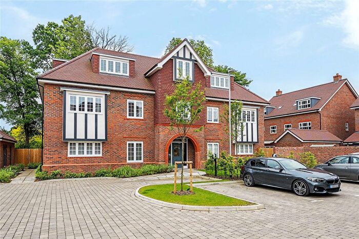 2 Bedroom Flat For Sale In Albright Gardens, Walton-On-Thames, KT12