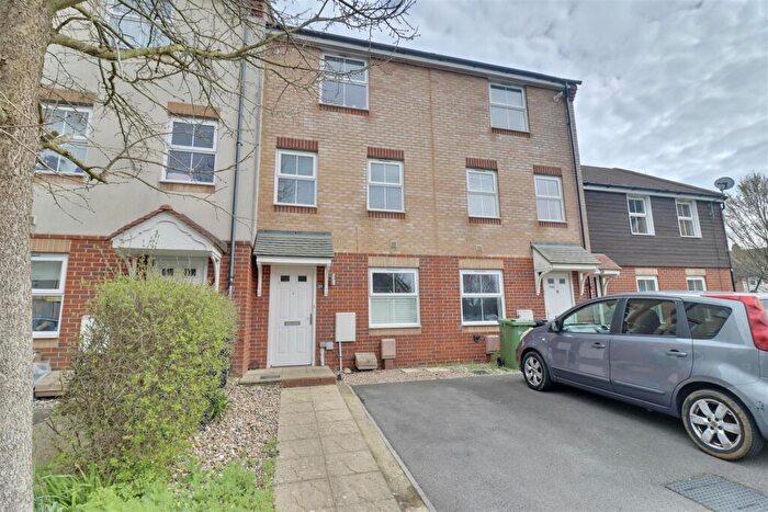4 Bedroom Town House For Sale In East Shore Way, Portsmouth, PO3