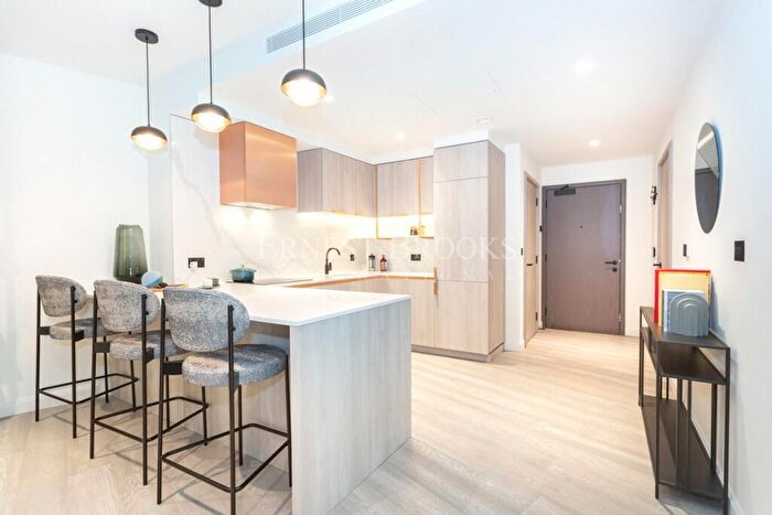 2 Bedroom Apartment To Rent In Aspen, Consort Place, Marsh Wall, Canary Wharf, E14