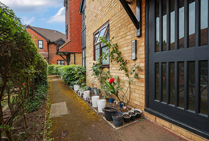 1 Bedroom Apartment For Sale In Kingston Gardens, Beddington, CR0