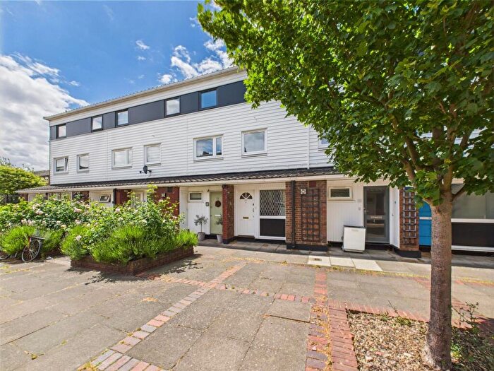 3 Bedroom Maisonette To Rent In Goldman Close, Shoreditch, E2