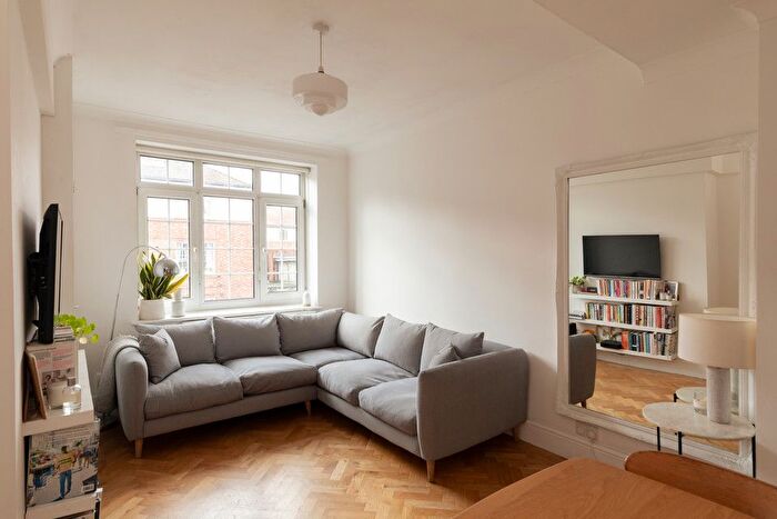 2 Bedroom Maisonette For Sale In Tower Bridge Road, London, SE1