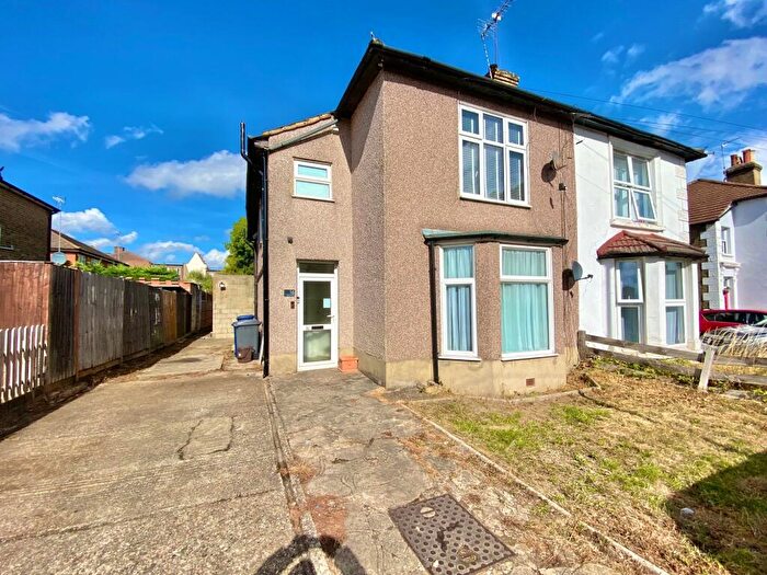 2 Bedroom Apartment For Sale In Henry Road, New Barnet, EN4