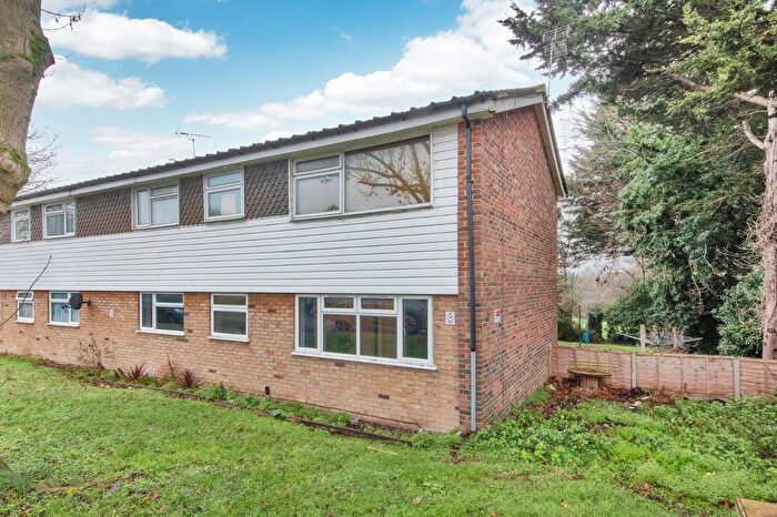2 Bedroom Flat For Sale In Paddock Close, South Darenth, DA4