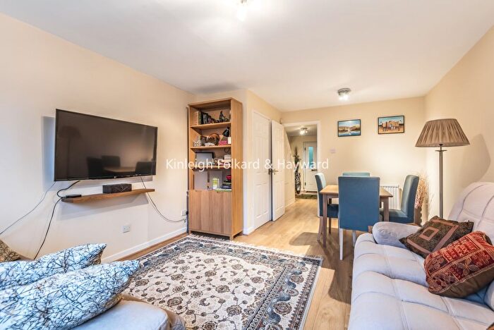 2 Bedroom Detached House To Rent In Saddlers Mews, London, SW8