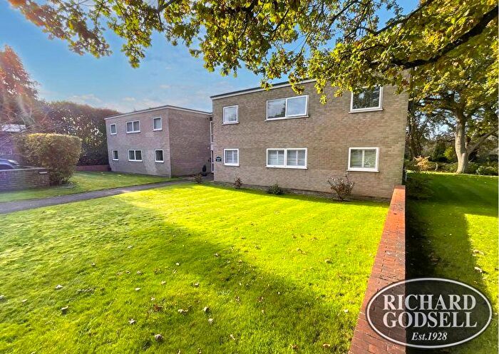 2 Bedroom Flat For Sale In West Christchurch, BH23