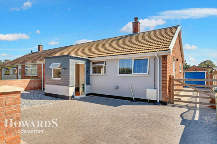 3 Bedroom Semi-Detached Bungalow For Sale In Somerleyton Road, Lowestoft, NR32