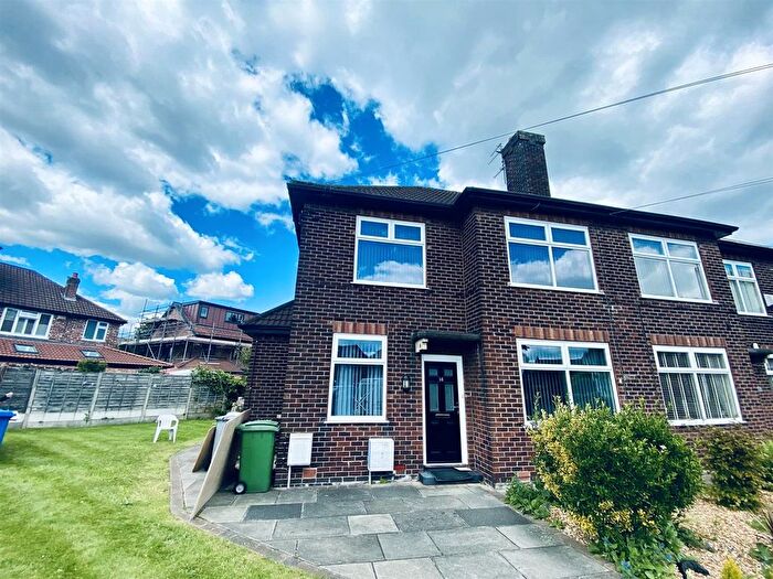 2 Bedroom Flat To Rent In Priory Close, Sale, M33