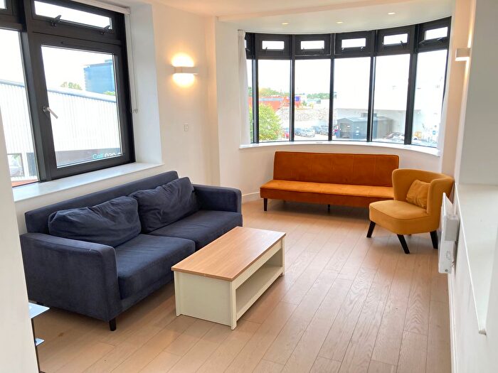 2 Bedroom Flat To Rent In Very Near Renault Car Dealership Currys, Brentford, TW8