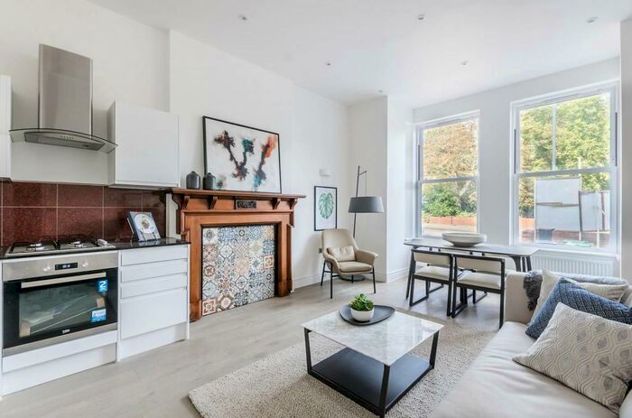 2 Bedroom Flat To Rent In Thurlow Park Road, West Dulwich, London, SE21