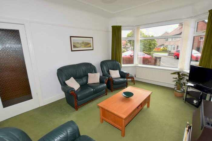 3 Bedroom Semi-Detached House For Sale In Kingswood Boulevard, Bebington, CH63