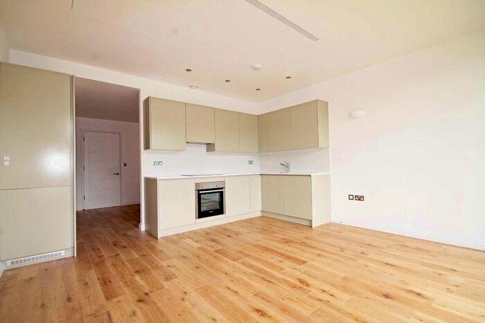 Studio To Rent In Western Avenue, Perivale, Greenford, UB6