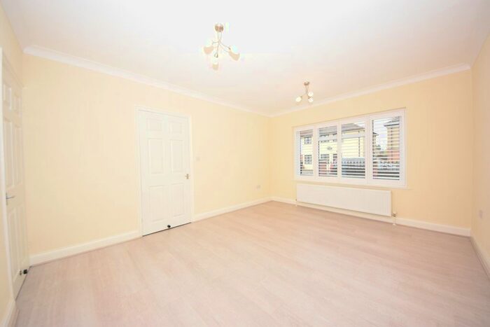 4 Bedroom Terraced House To Rent In Stradbroke Drive, Chigwell, IG7