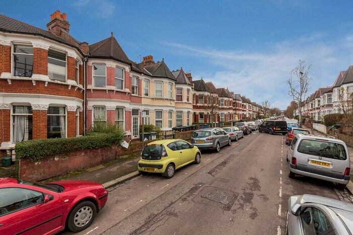 Flat To Rent In Falkland Road, Turnpike Lane, N8