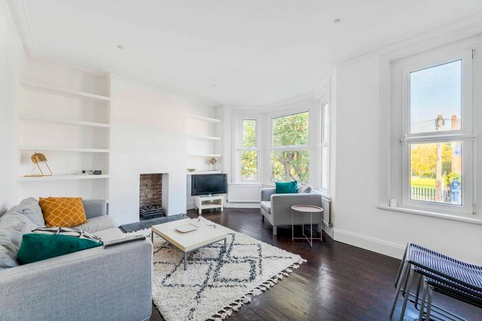 3 Bedroom Flat To Rent In Purves Road, Kensal Green, London, NW10