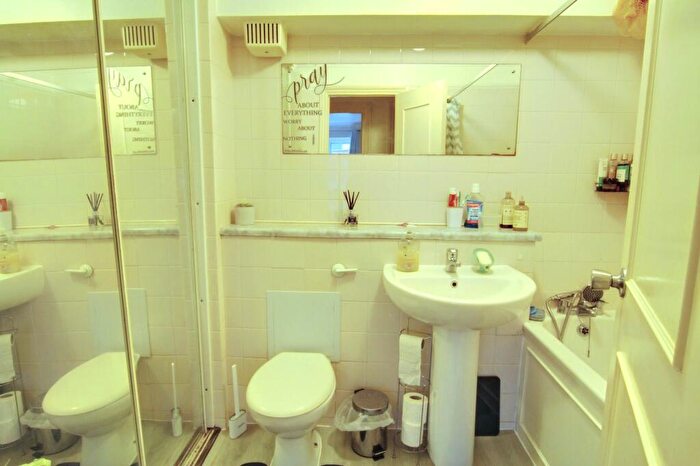 1 Bedroom Apartment For Sale In Great Heathmead, Anscome House Great Heathmead, RH16
