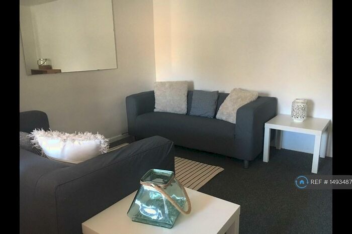 3 Bedroom Flat To Rent In Trinity Street, Huddersfield, HD1