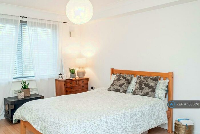 2 Bedroom Flat To Rent In Delta Court, Maidenhead, SL6