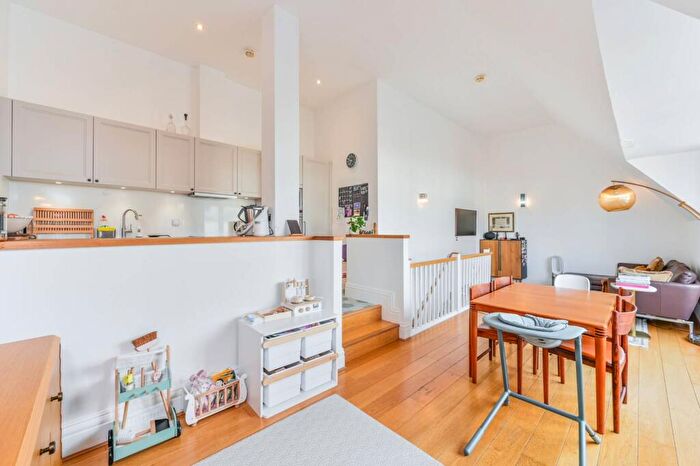 2 Bedroom Flat To Rent In Kingsway Square, Battersea, London, SW11