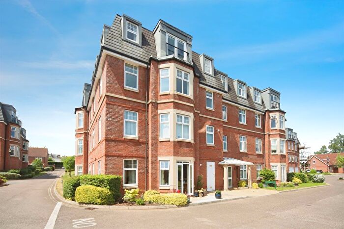 2 Bedroom Flat For Sale In Kinglake Drive, Taunton, TA1