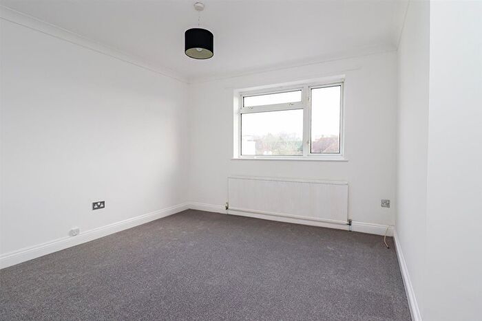 2 Bedroom Flat For Sale In Collington Avenue, Bexhill-On-Sea, TN39
