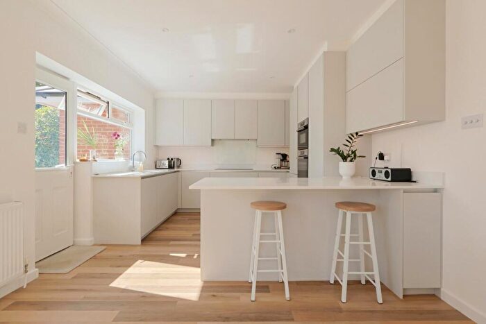 5 Bedroom Detached House For Sale In High Park Road, Broadstone, BH18 - Photo 2