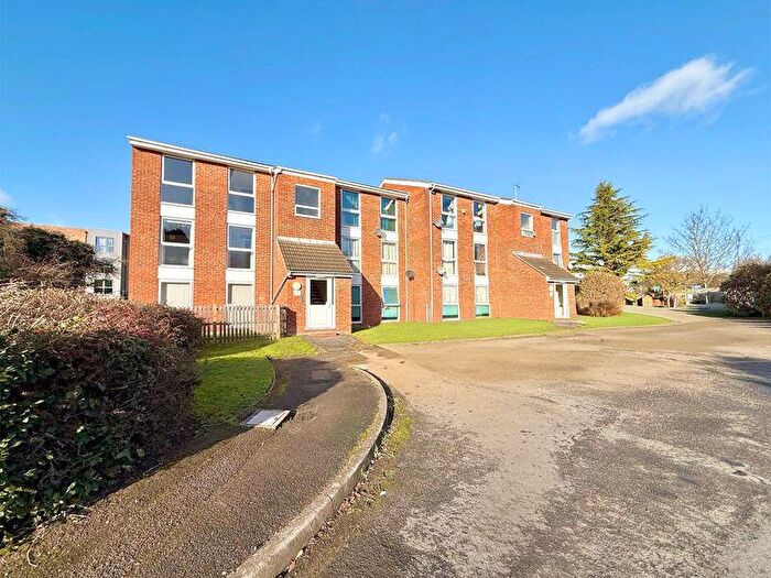 2 Bedroom Flat For Sale In The Mall, Dunstable, LU5